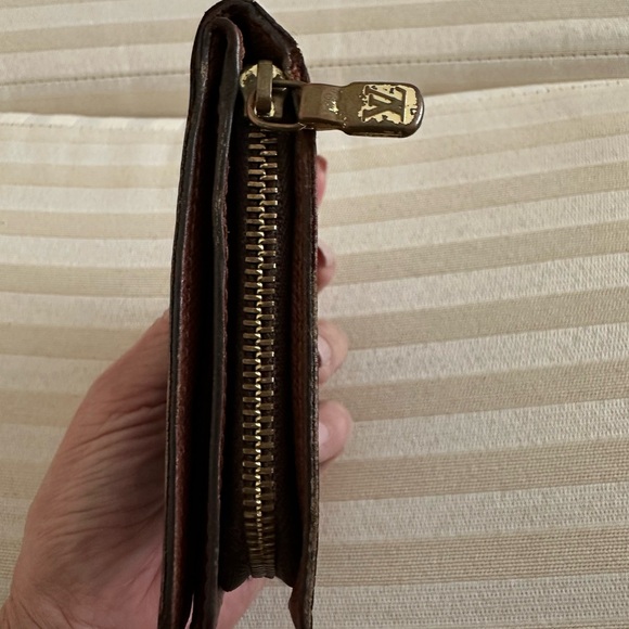 Louis Vuitton Monogrammed Compact bi-fold Wallet with dustbag - Picture 7 of 16